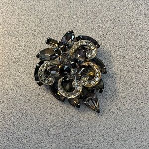 VINTAGE ESTATE LARGE WEISS RHINESTONE PIN